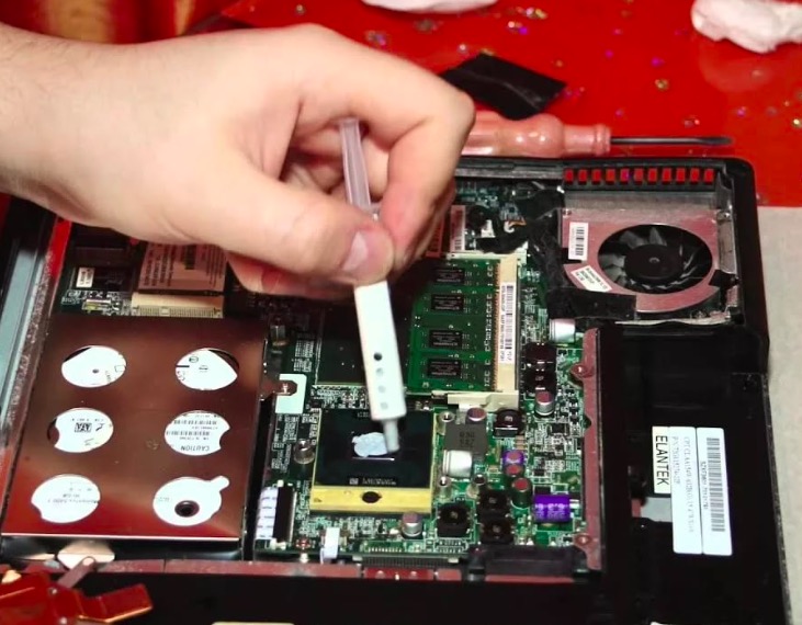 Чистка ноутбука от пыли и замена термопасты в Черняховске