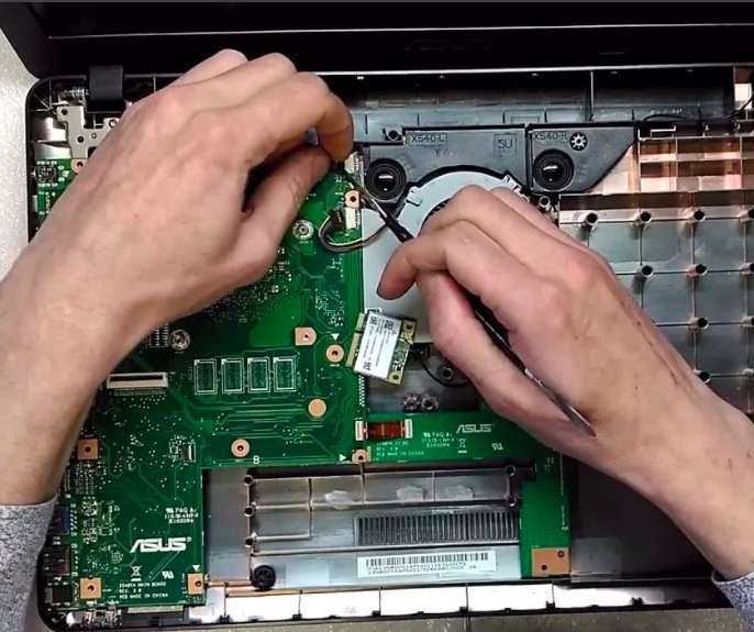 Замена материнской платы на ноутбуке в Черняховске